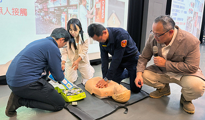 講師指導同仁實作演練