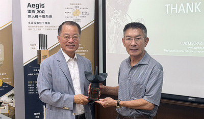 校長與尤創辦人山泉合影