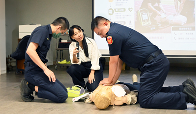 警大「隊職人員工作講習」針對校園常見外傷或需緊急救護案例分組實際演練