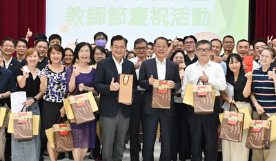 校長與全體同仁大合照